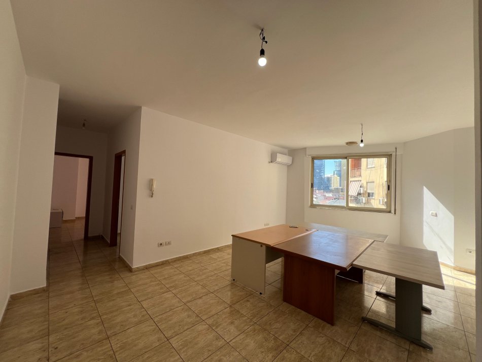 Tirane, jepet me qera apartament 2+1+Ballkon Kati 5, 100 m² 500 € (Selvia)