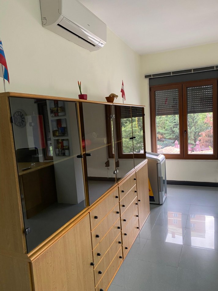 Tirane, jepet me qera zyre Kati 3, 100 m² 1.000 € (Rruga E Elbasanit)