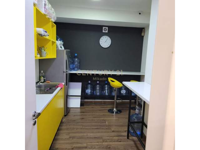 Tirane, jepet me qera zyre Kati 12, 241 m² 2.600 Euro (ambasador 3)