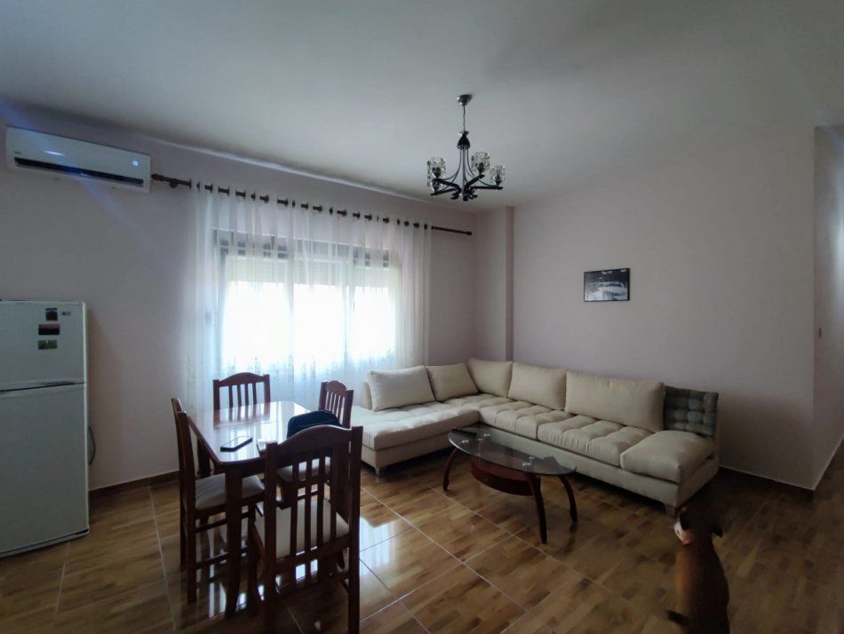 Tirane, jepet me qera apartament 2+1 Kati 4, 100 m² 600 € (Sheshi Skenderbej)