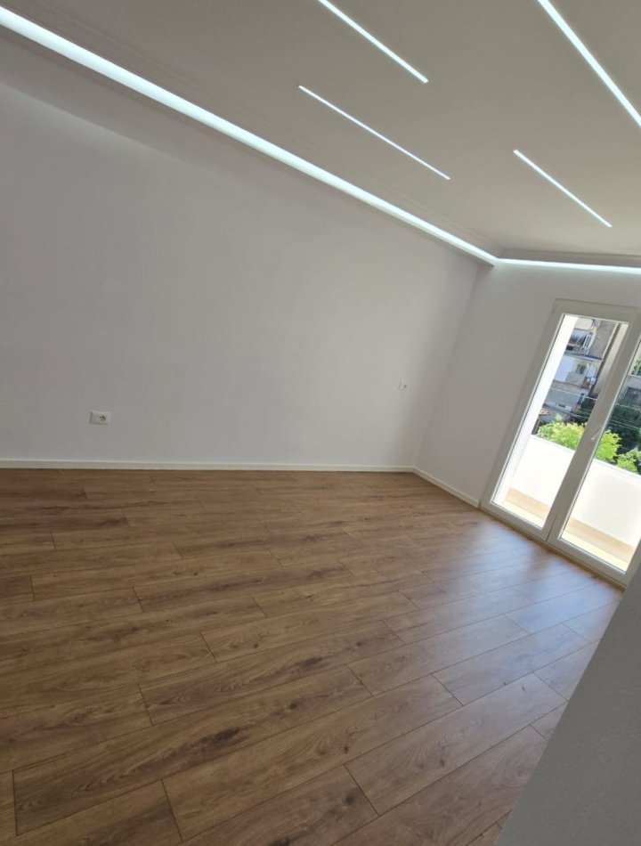 Tirane, shitet apartament 2+1+Ballkon Kati 3, 73 m² 173.000 € (Rr elbasanit)