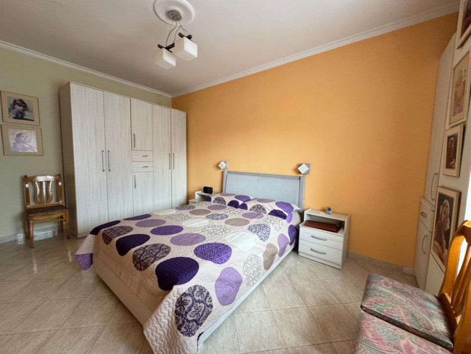 Tirane, jap me qera apartament 2+1+Ballkon Kati 2, 212 m² 250.000 € 
