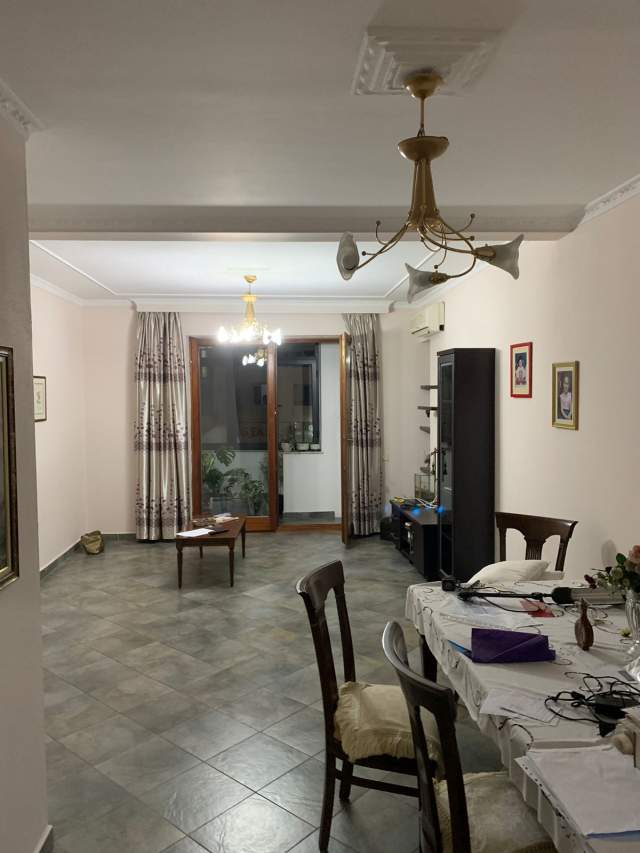 Tirane, jepet me qera ambjent biznesi Kati 6, 130 m² 600 Euro (Prane Bar New York)