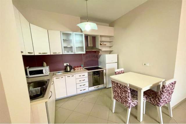 Tirane, jepet me qera 100 m² 800 Euro (Rruga e Bogdaneve)