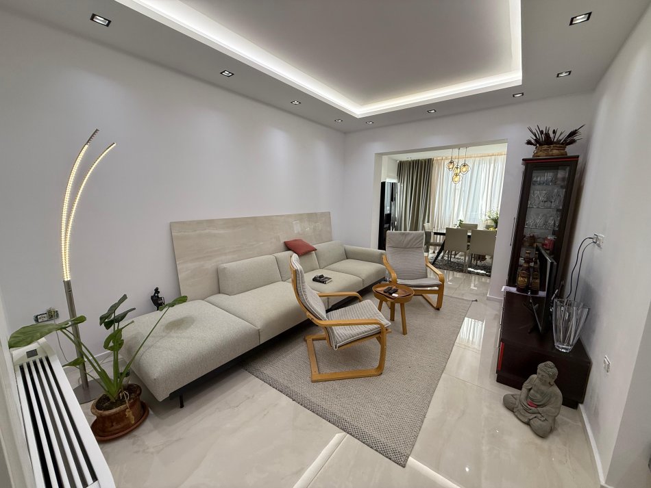 Tirane, jepet me qera apartament 2+1 Kati 3, 95 m² 800 € (qender, prane postes)