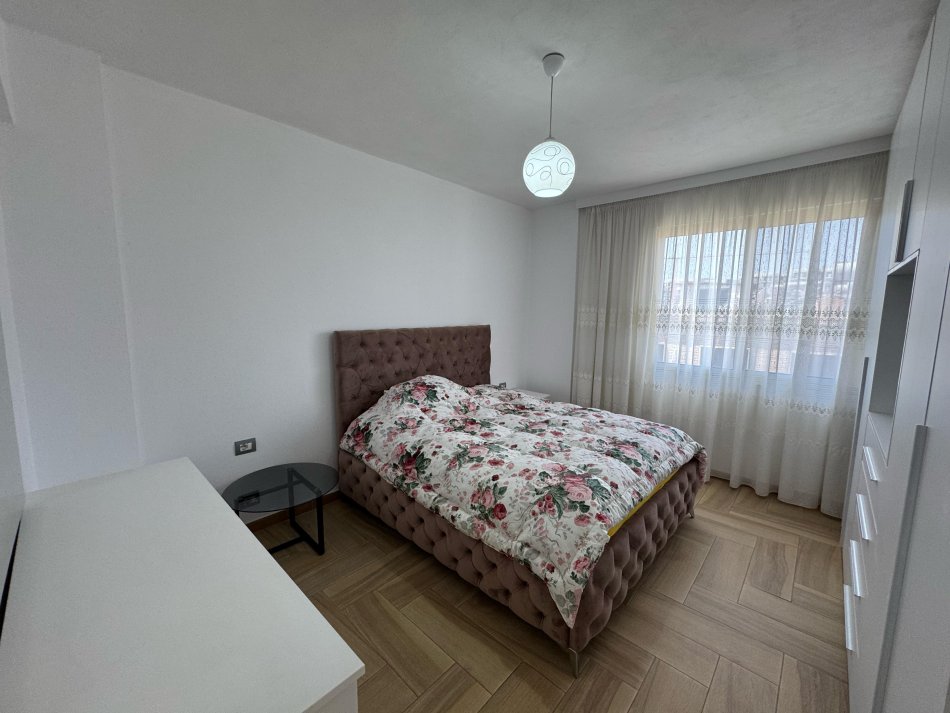 Tirane, jepet me qera apartament 2+1 , 110 m² 1.000 € (21 dhjetori)