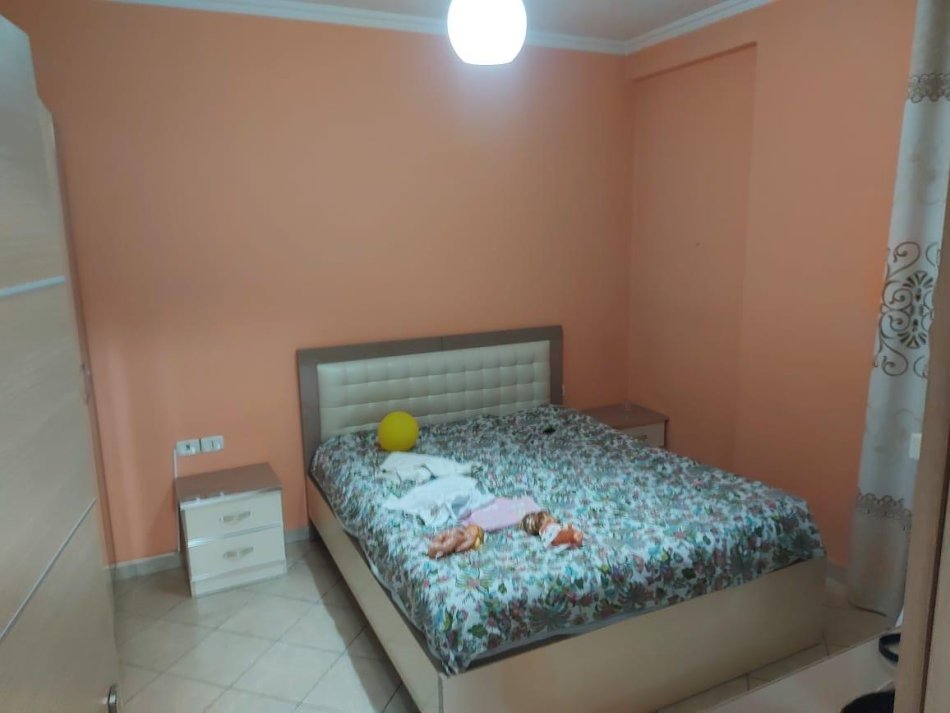 Tirane, jepet me qera apartament 2+1 Kati 4, 500 € (Komuna e Parisit)