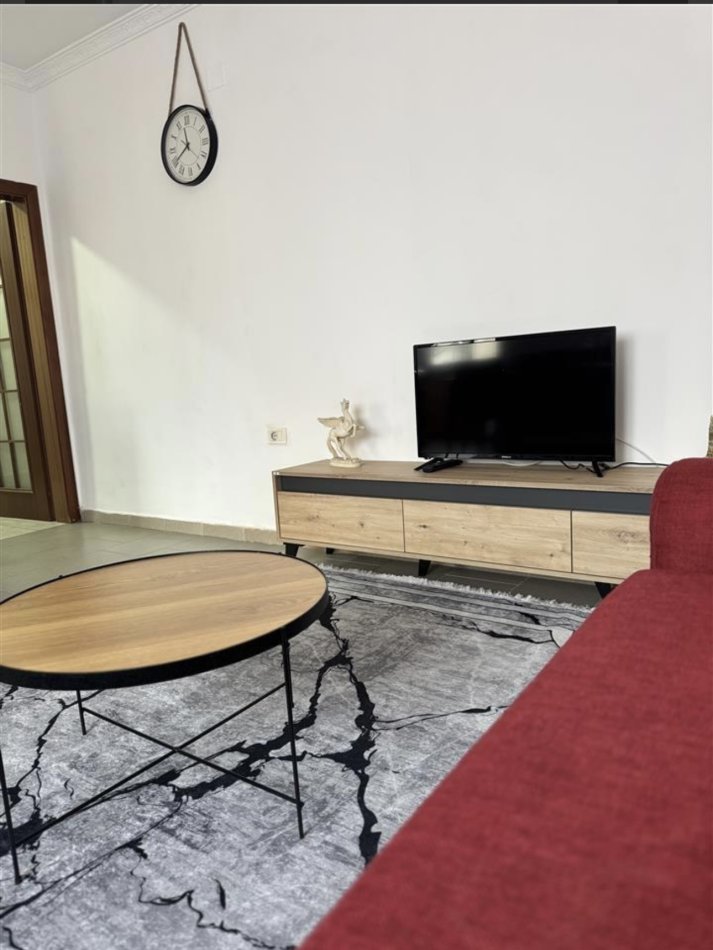 Tirane, jepet me qera apartament 1+1 Kati 3, 70 m² 50.000 € (Pazari i Ri)
