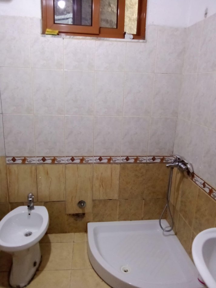 Tirane, jepet me qera apartament 1+1 Kati 2, 80 m² 300 € (PORCELAN)