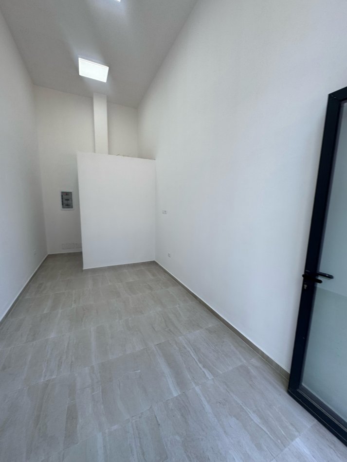Tirane, jepet me qera dyqan Kati 0, 35 m² 350 € (komuna e parisit)