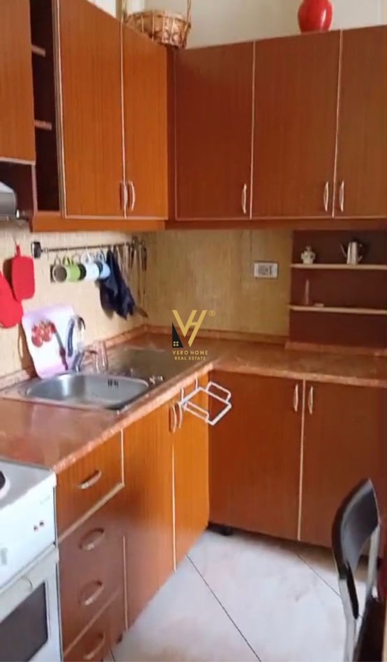 Tirane, jepet me qera apartament 1+1+Ballkon Kati 2, 65 m² 450 € (QENDRA KRISTAL)