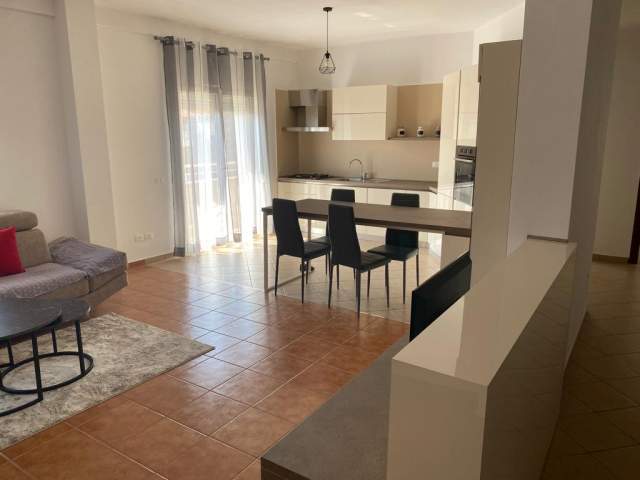 Tirane, jepet me qera Vile 3+1+BLK Kati 3, 140 m² 70.000 Leke (rruga Arben Broci)