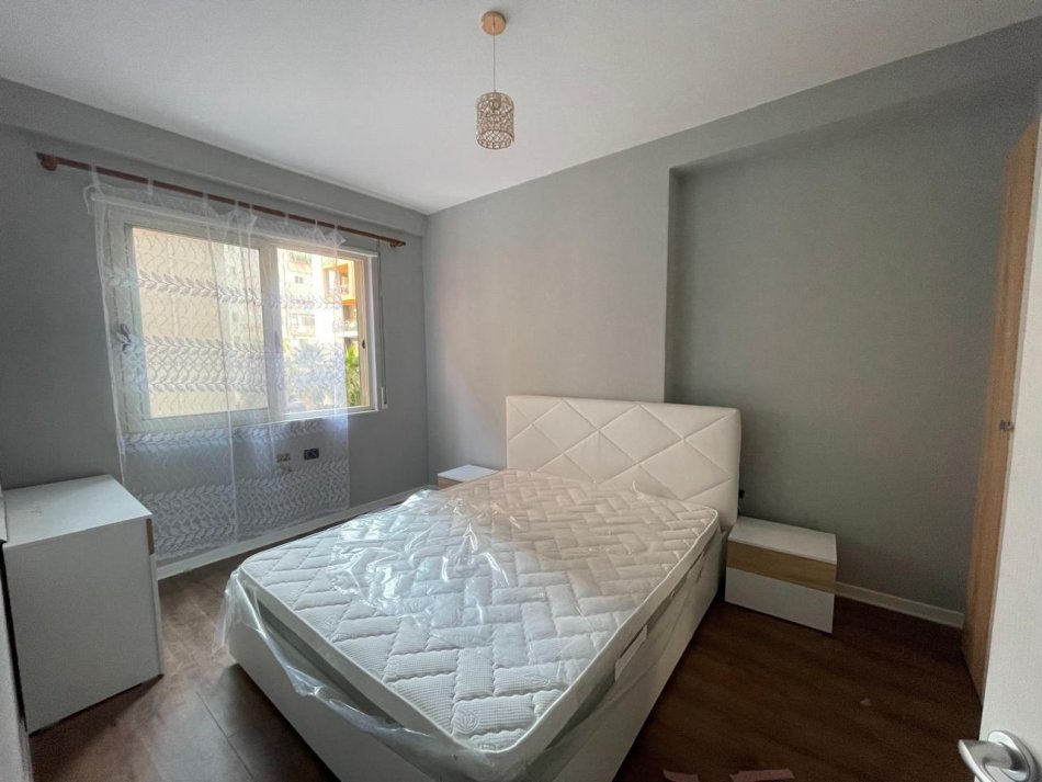 Tirane, jepet me qera apartament 1+1 Kati 2, 55 m² 400 € (RRUGA FEDERIK SHIROKA)