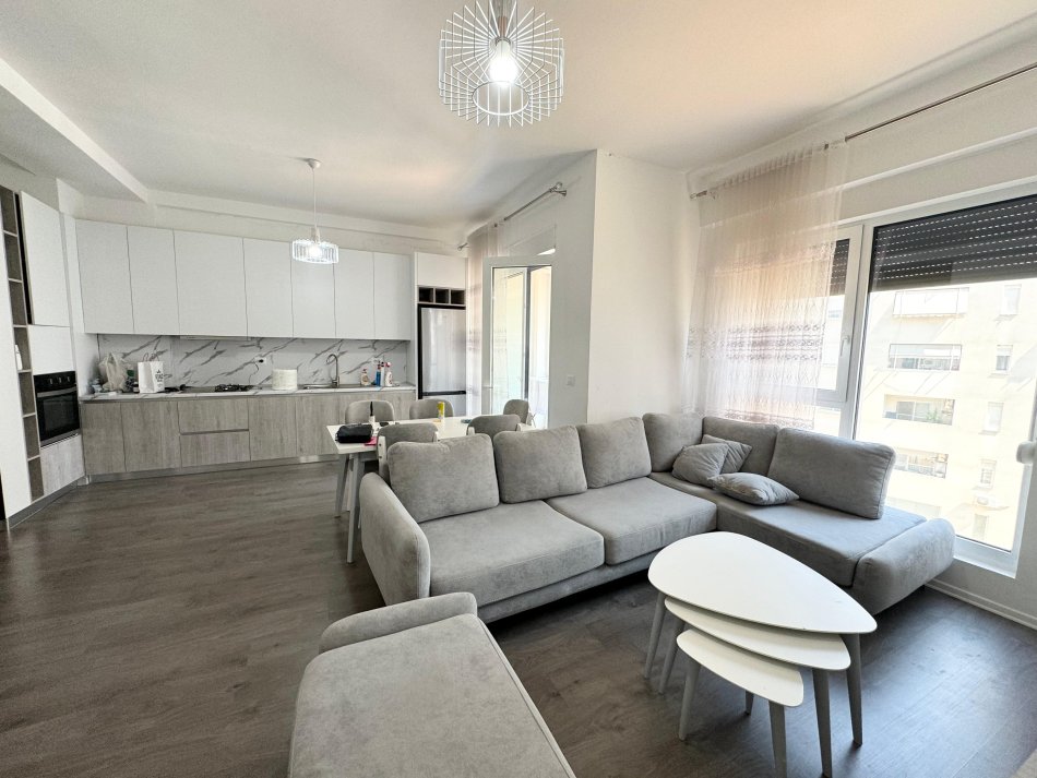 Tirane, jepet me qera apartament 2+1 Kati 4, 85 m² 700 € (21 dhjetori)