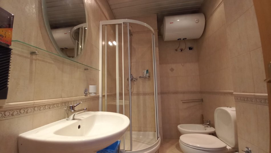 Tirane, jepet me qera 1+1 Kati 4, 61 m² 600 € (Bllok)