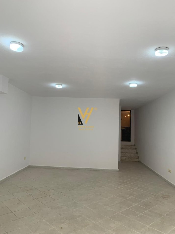 Tirane, jepet me qera dyqan Kati -1, 34 m² 250 € (RRUGA E BOGDANEVE)