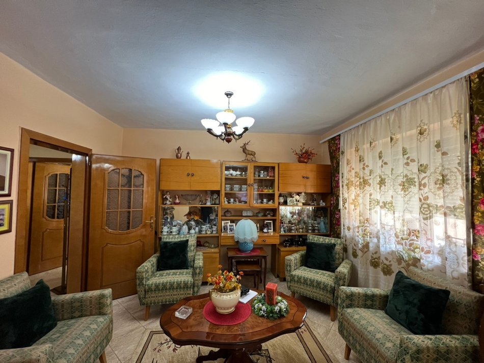Tirane, jepet me qera apartament 1+1+Ballkon, Kati 4, 84 m² 500 € (Rruga e Kosovareve)