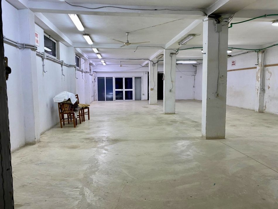 Tirane, jepet me qera ambjent biznesi , , 290 m² 1,000 € (Laprake)