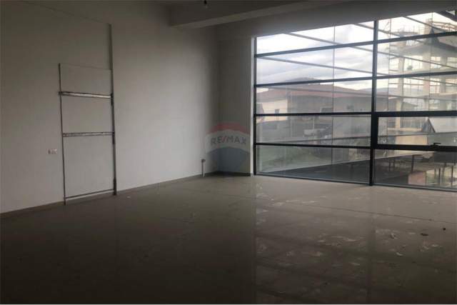 Tirane, jepet me qera ambjent biznesi Kati 1, 254 m² 3.000 Euro (Rruga e Kavajes)
