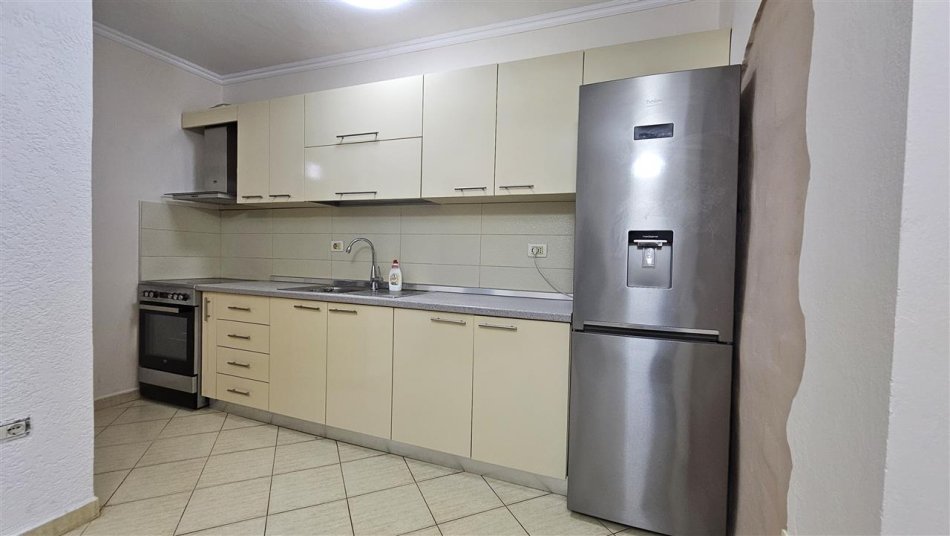 Tirane, jepet me qera apartament 2+1 Kati 4, 70 m² 550 € (rruga Ferit Xhajko prane Market Spar)