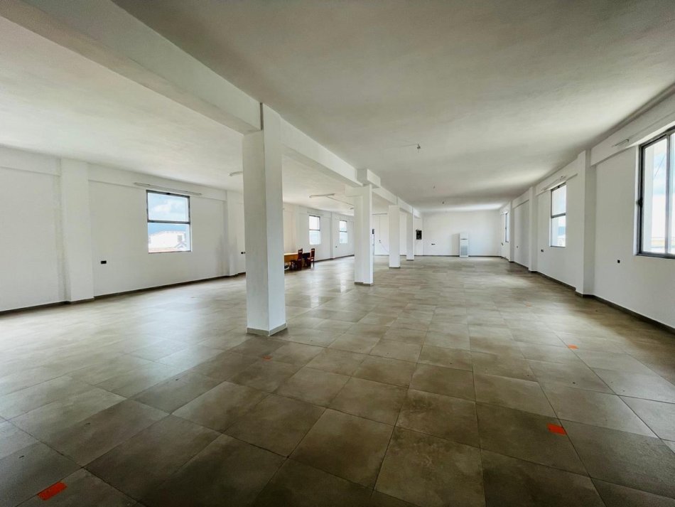 Tirane, jepet me qera zyre Kati 2, 430 m² 1.200 € (Sauk)