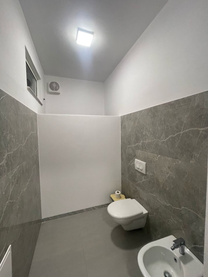 Durres, jepet me qera ambjent biznesi Kati 3, 106 m² 500 € (Poliklinika Durres)