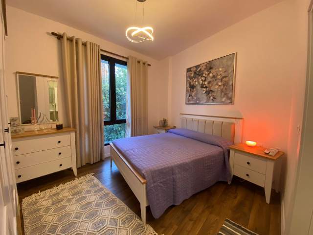 Tirane, jepet me qera apartament 2+1 Kati 1, 89 m² 950 Euro (Naim Frasheri)