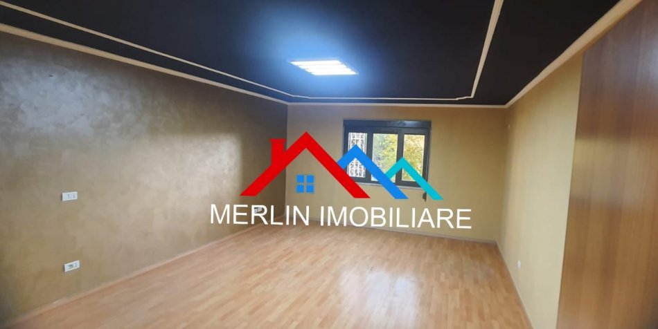 Tirane, jepet me qera ambjent biznesi Kati 2, 160 m² 1.500 € (RRUGA KAJO KARAFILI)