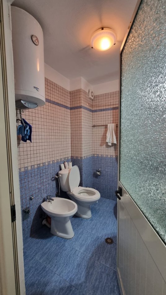 Tirane, jepet me qera apartament 1+1+Ballkon Kati 2, 70 m² 550 € (Petro Korcari)