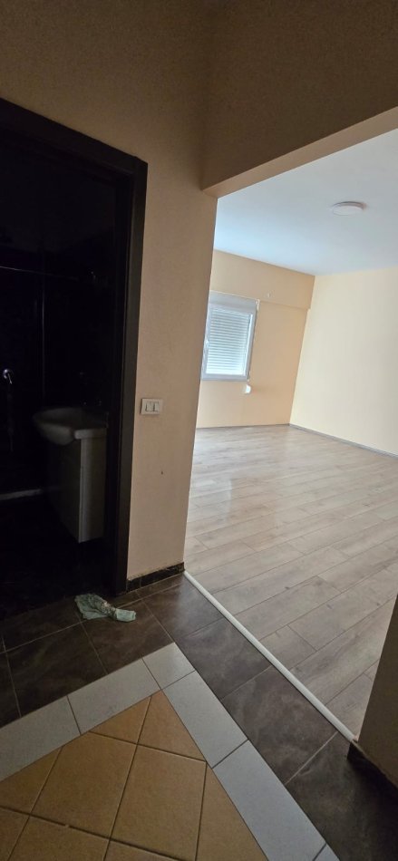 Tirane, jepet me qera apartament 1+1 Kati 2, 65 m² 500 € (myslym shyri)