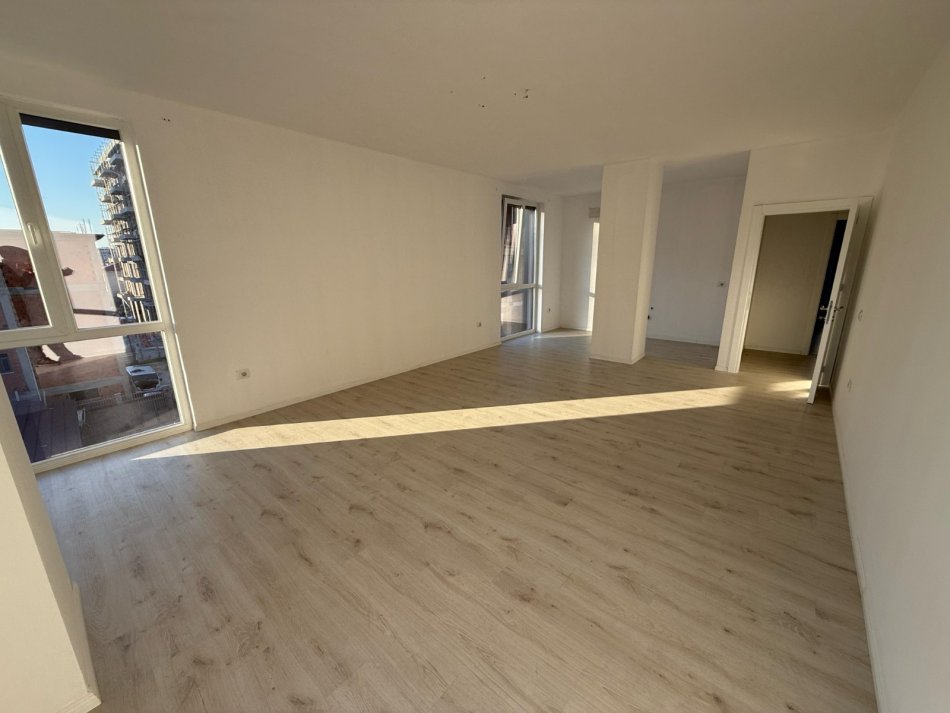 Tirane, jepet me qera apartament 2+1 Kati 3, 138 m² 700 € (ish fusha e aviacionit)