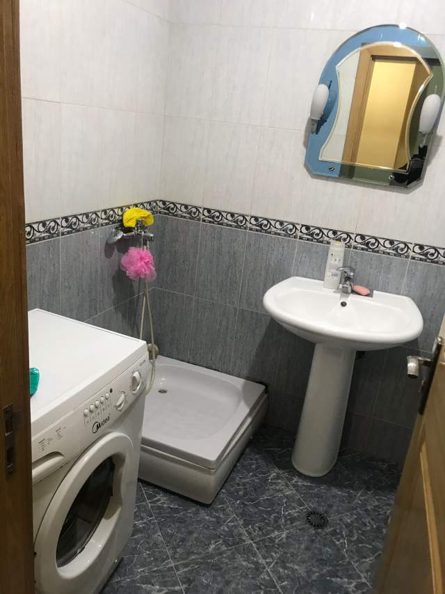 Tirane, jepet me qera apartament 1+1+BLK Kati 6, 60 m² 400 Euro (prane Grepit te Arte)