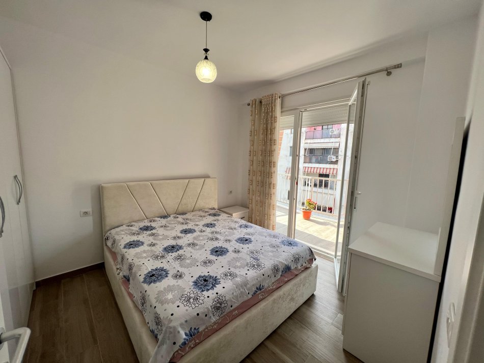 Tirane, jepet me qera 1+1 Kati 5, 75 m² 450 € (rruga 5 maji)