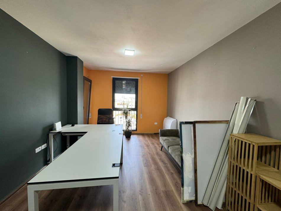 Tirane, jepet me qera zyre Kati 6, 65 m² 500 € (Kompleksi Olimpik)