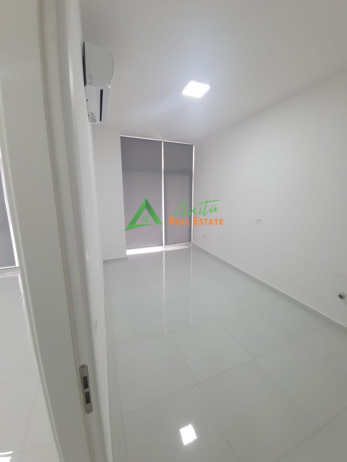 Tirane, jepet me qera apartament 1+1+Ballkon Kati 2, 105 m² 850 € (Komuna e Parisit)