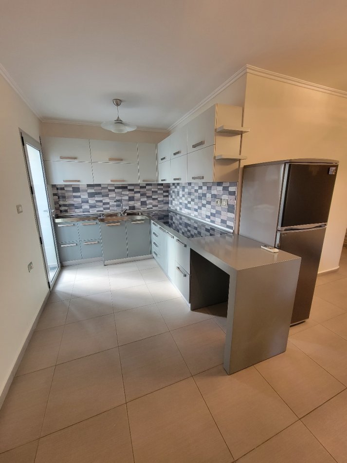 Tirane, jepet me qera apartament 1+1 Kati 3, 60 m² 550 € (BRRYL)