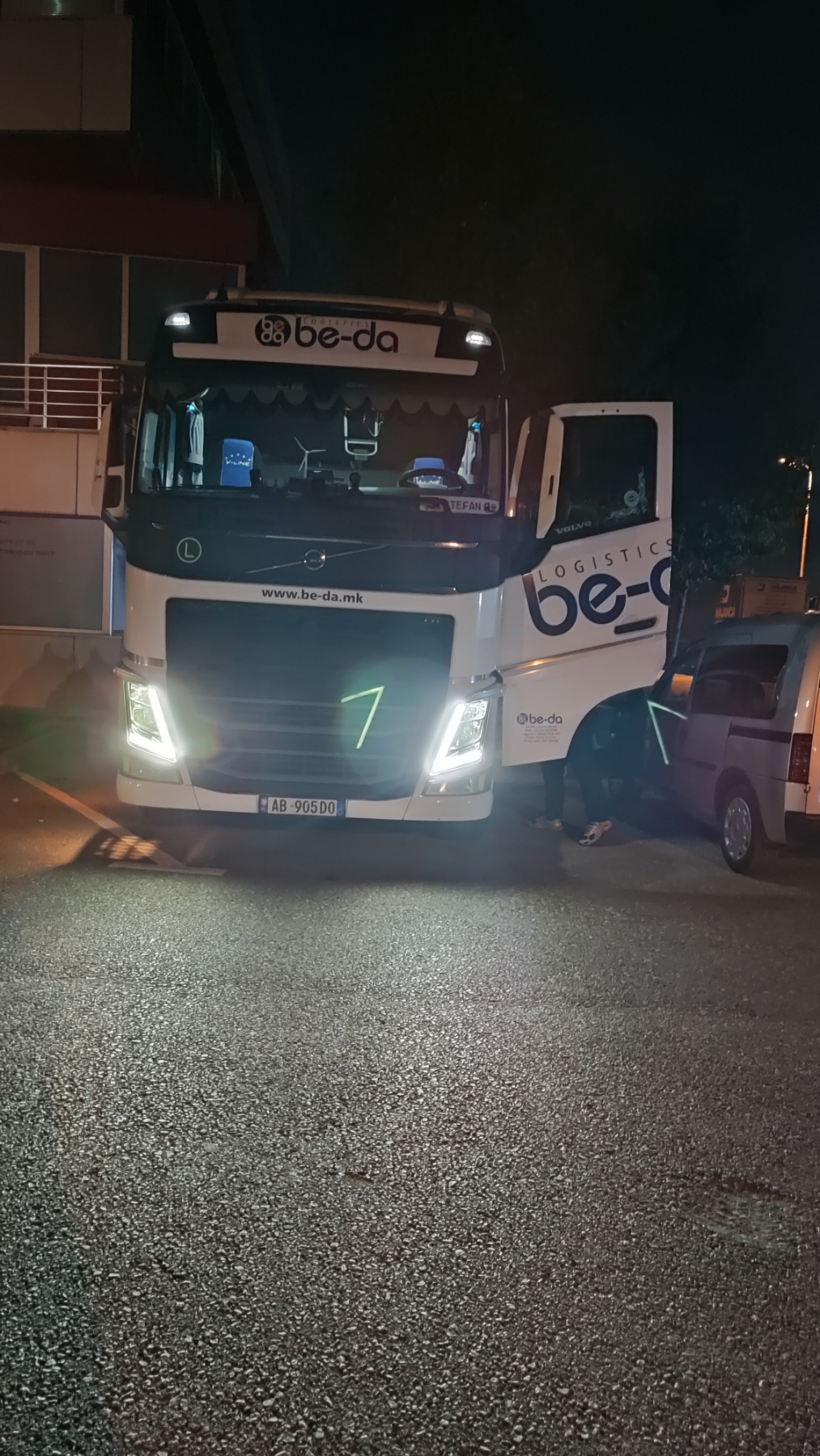 Shes kamion (koke terheqese viti 2014, Marka Volvo + trailer marka Krone, viti 2016)