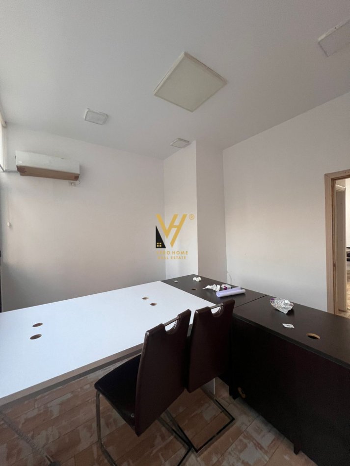 Tirane, jepet me qera zyre Kati 0, 200 m² 2.500 € (SELVIA)