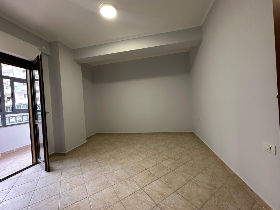 Tirane, shes apartament 3+1 Kati 1, 145 m² 295.000 € (Komuna e Parisit)