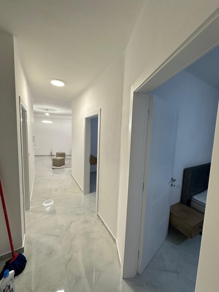 Tirane, jepet me qera apartament 2+1 Kati 8, 110 m² 600 € (astir)