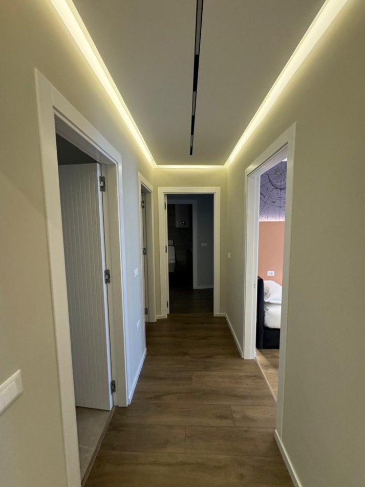 Tirane, jepet me qera apartament 2+1 Kati 11, 127 m² 2.000 € (Lake View)