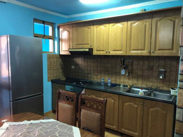 Tirane, jepet me qera apartament 3+1 Kati 4, 90 m² 50.000 Leke (prane Zogut te Zi)