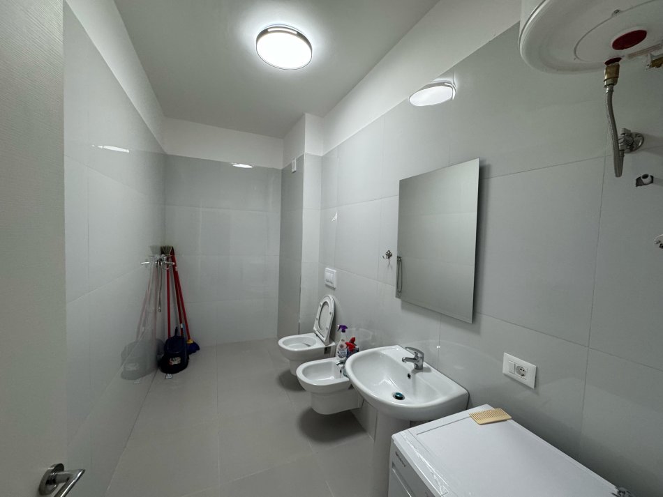Tirane, jepet me qera apartament 1+1 Kati 2, 67 m² 300 € (paskuqan)