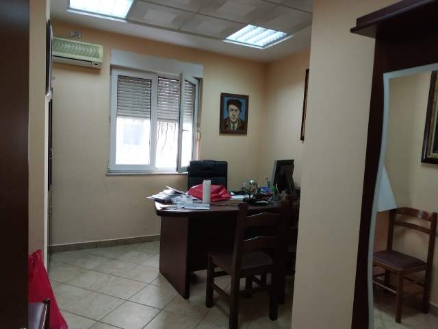 Tirane, jepet me qera zyre 90 m² 700 Euro