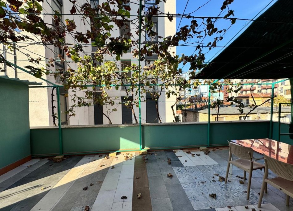 Tirane, jepet me qera apartament 2+1 Kati 2, 120 m² 750 € (RRUGA E KAVAJES/RRUGA MYSLYM SHYR)