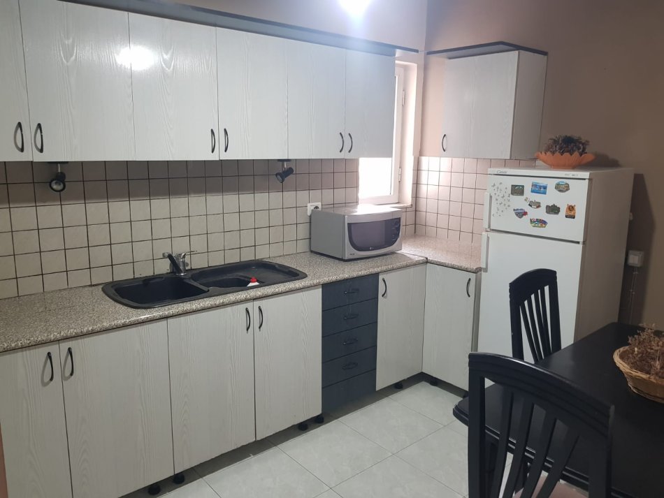 Tirane, jepet me qera apartament 2+1 Kati 4, 75 m² 449 € (Prane Prokurorise)