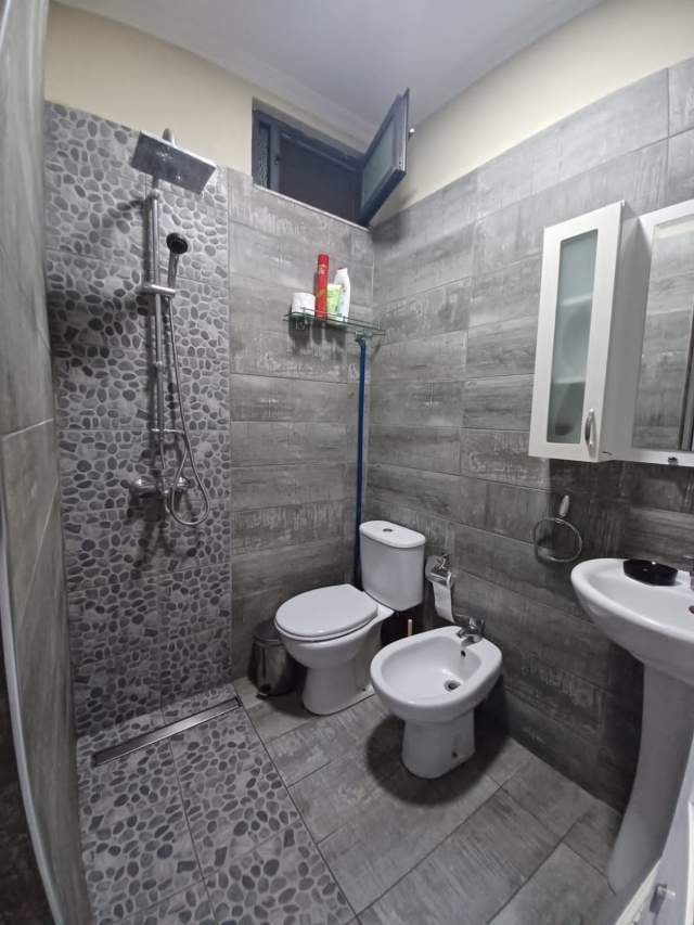 Tirane, jepet me qera apartament 2+1 Kati 2, 100 m² 500 Euro (Medreseja)