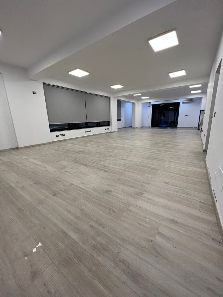 Tirane, jepet me qera ambjent biznesi Kati 0, 120 m² 1.500 € (Rruga e Durresit)