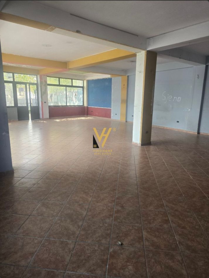 Shqiperi, jepet me qera ambjent biznesi Kati 1, 175 m² 1.000 € (MEZEZ)