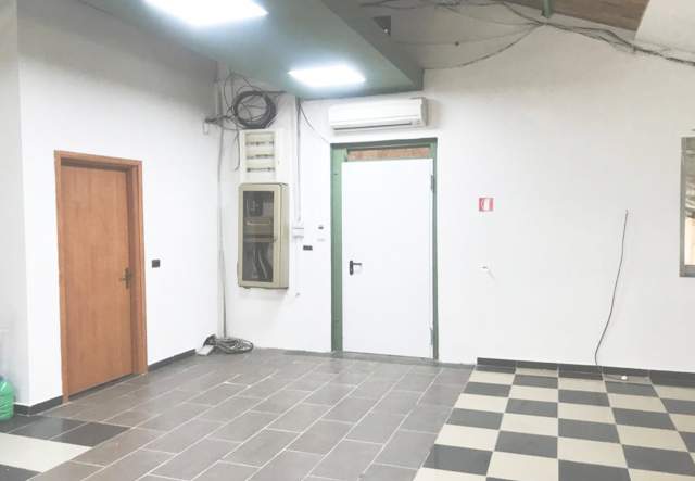 Tirane, shitet magazine 215 m² 107.500 Euro